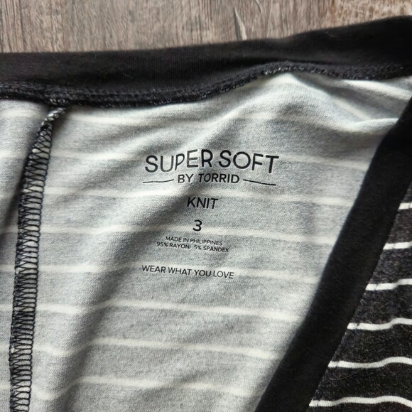 Torrid Stripe Favorite Tunic Super Soft V-Neck Side Slit Tee - Picture 3 of 3